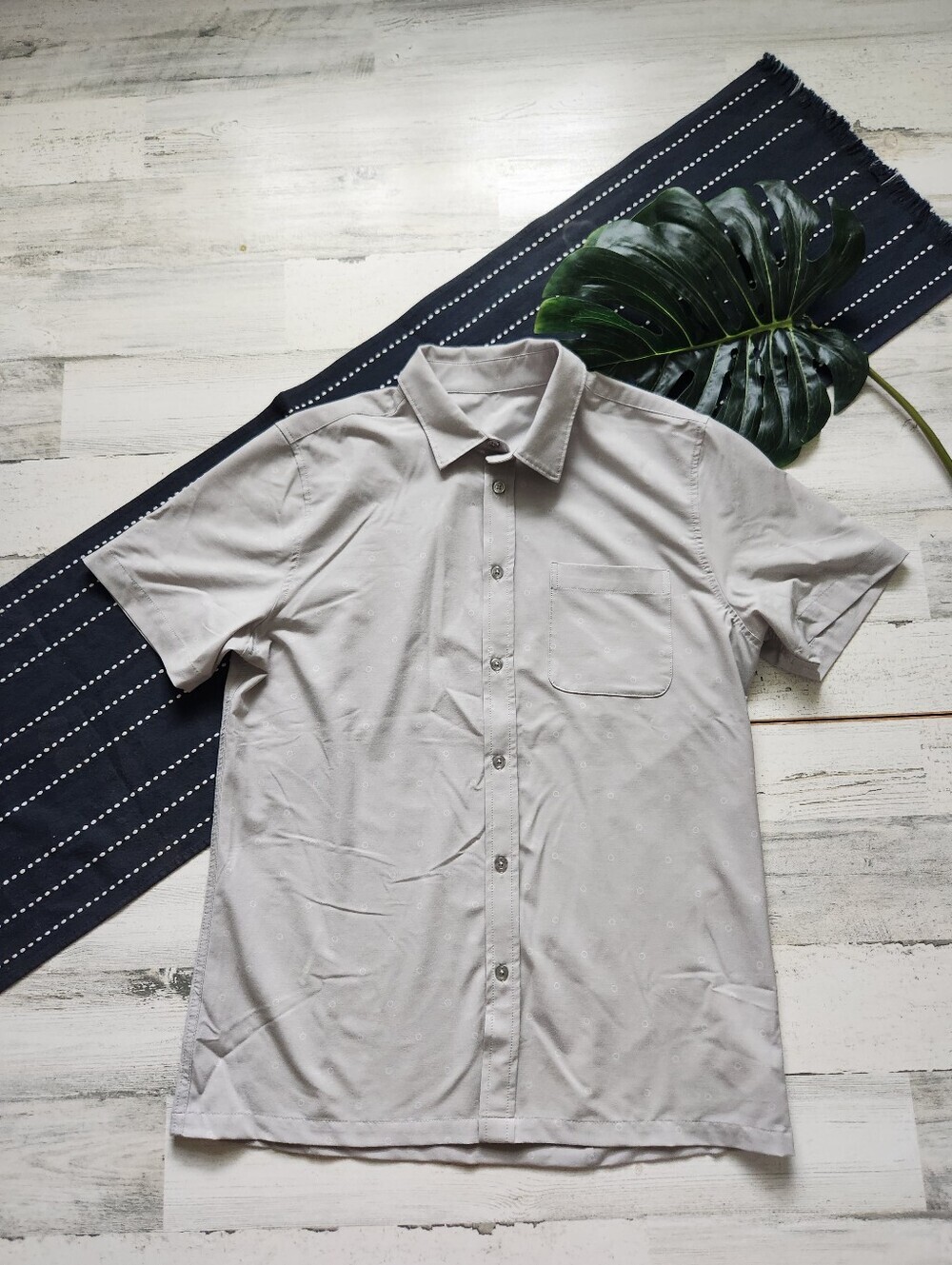 Vuori Bridge Short Sleeve Button Down Shirt Grey Subtle Print Size Medium